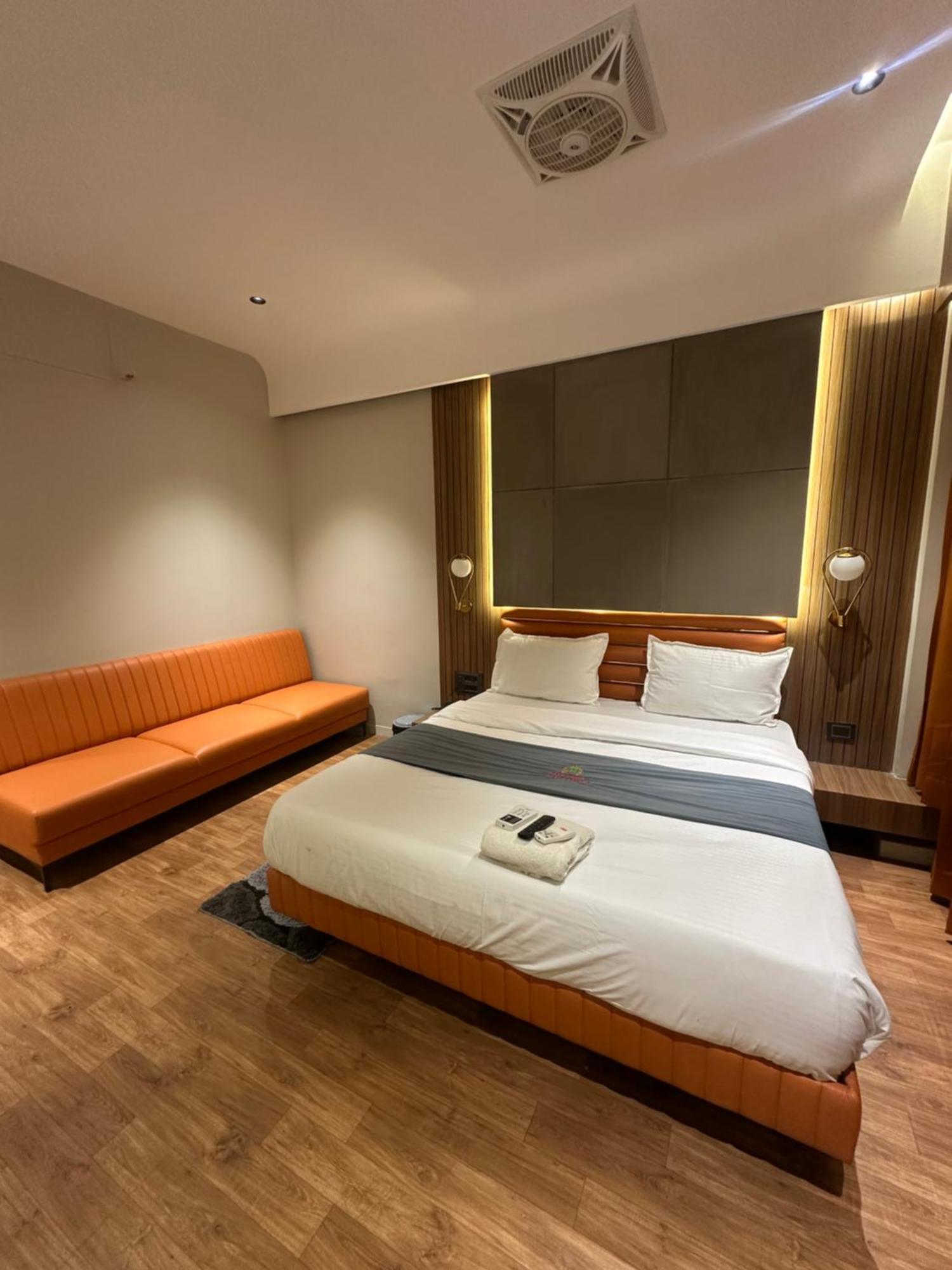 Hotel Victoria Prime سورات المظهر الخارجي الصورة