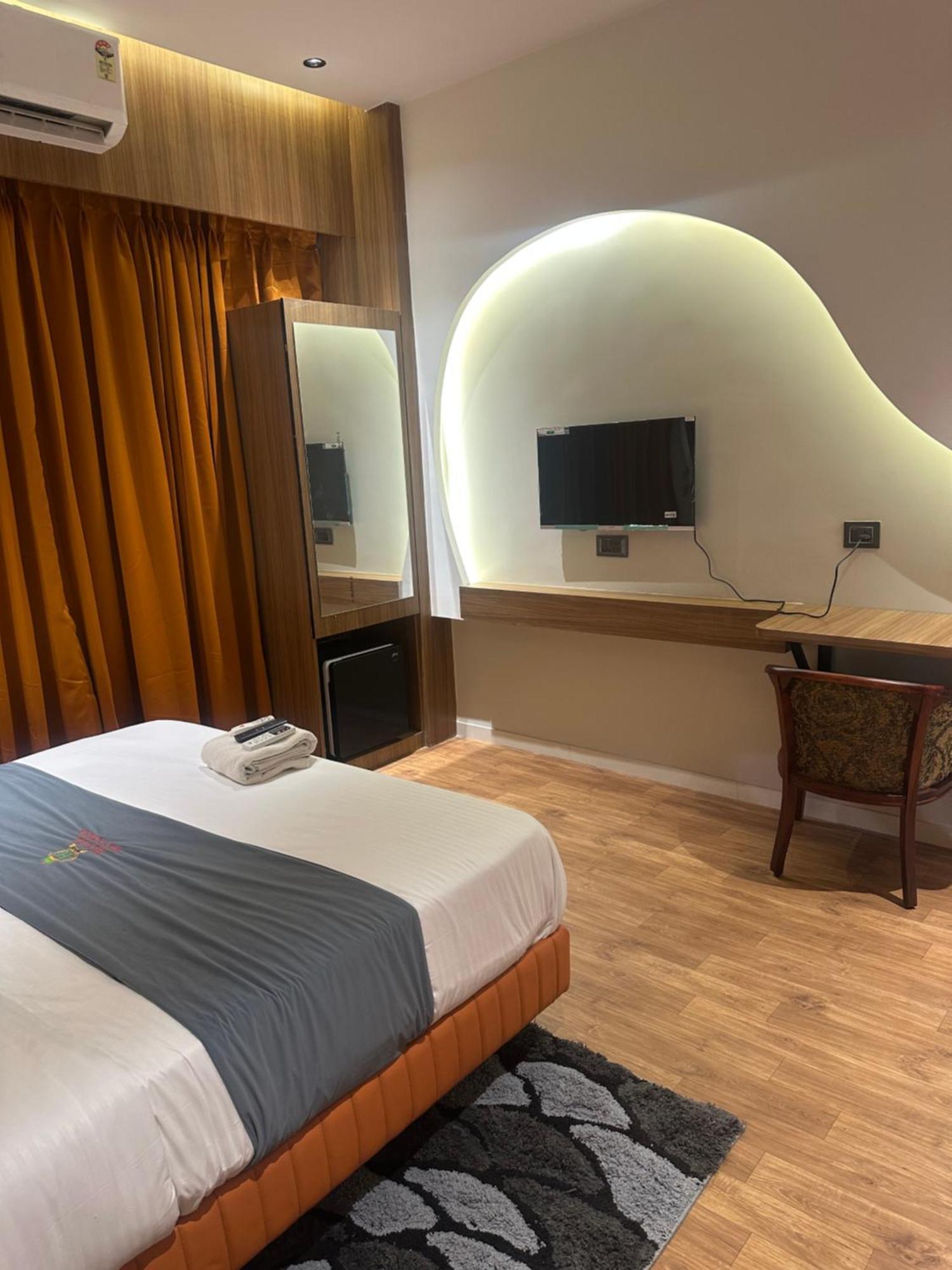Hotel Victoria Prime سورات المظهر الخارجي الصورة