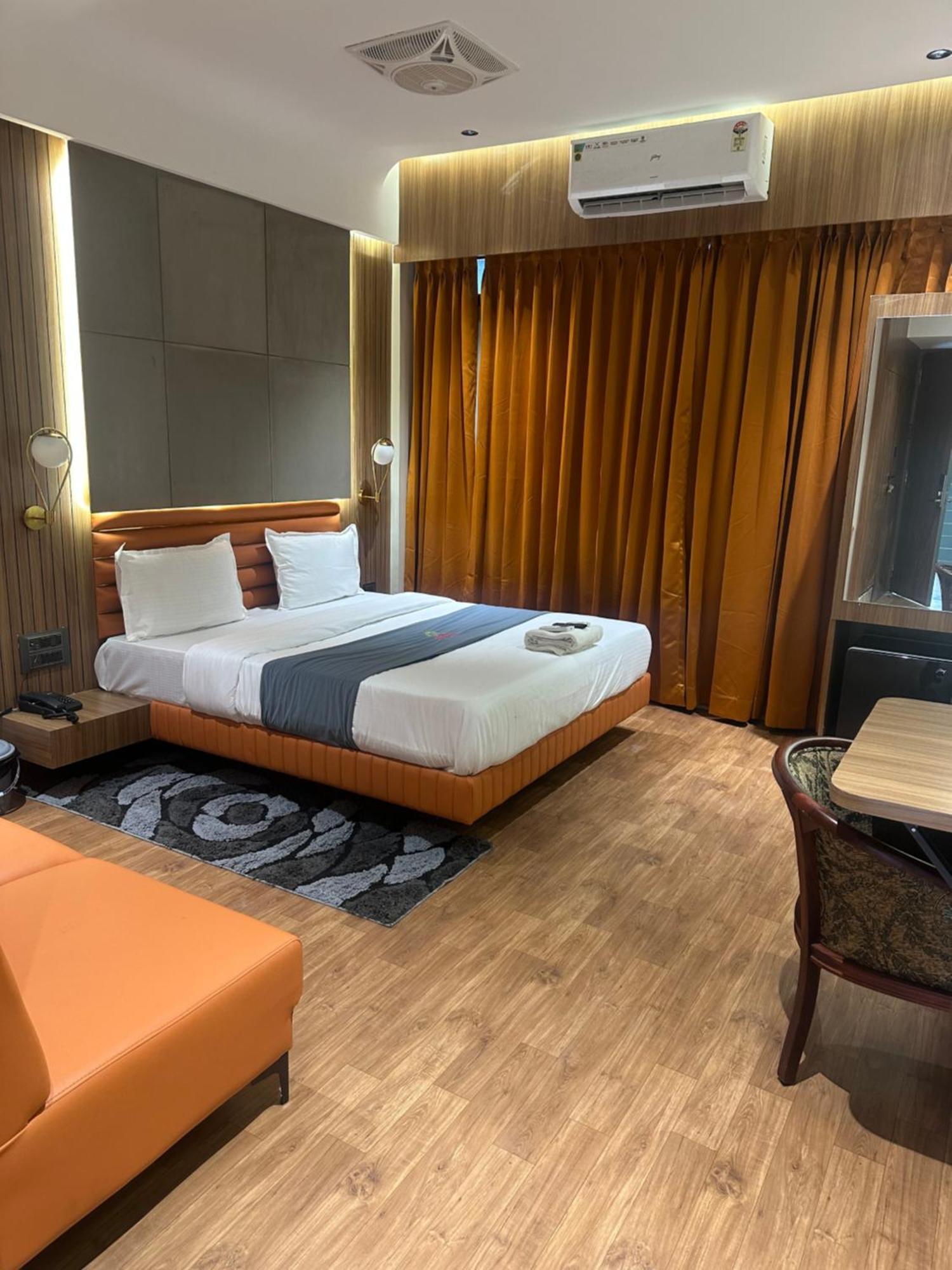 Hotel Victoria Prime سورات المظهر الخارجي الصورة
