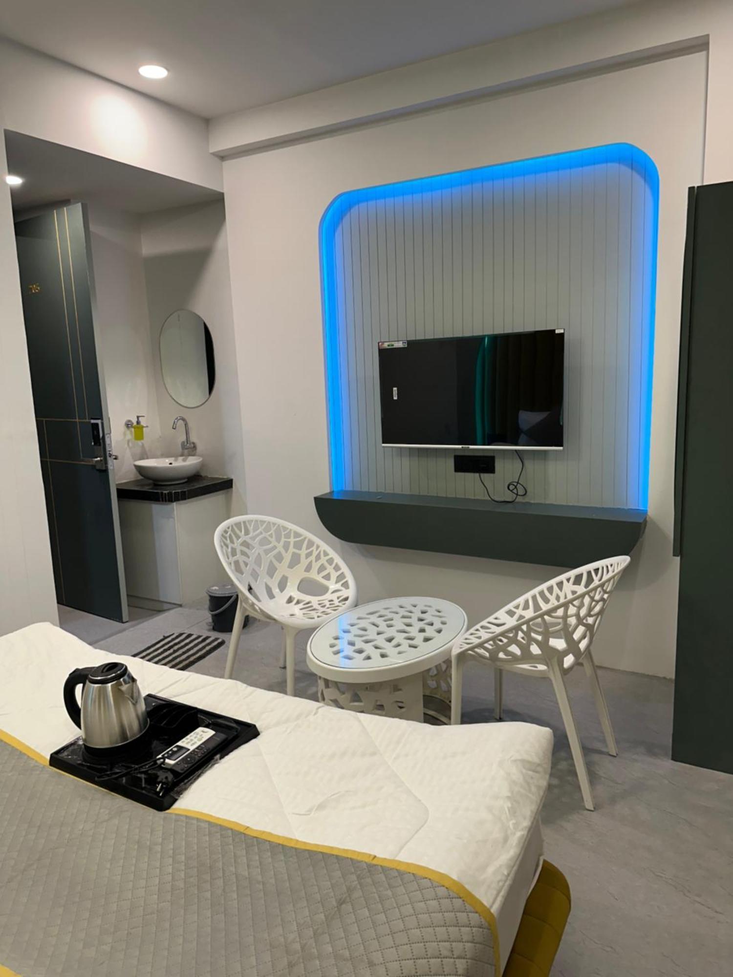 Hotel Victoria Prime سورات المظهر الخارجي الصورة
