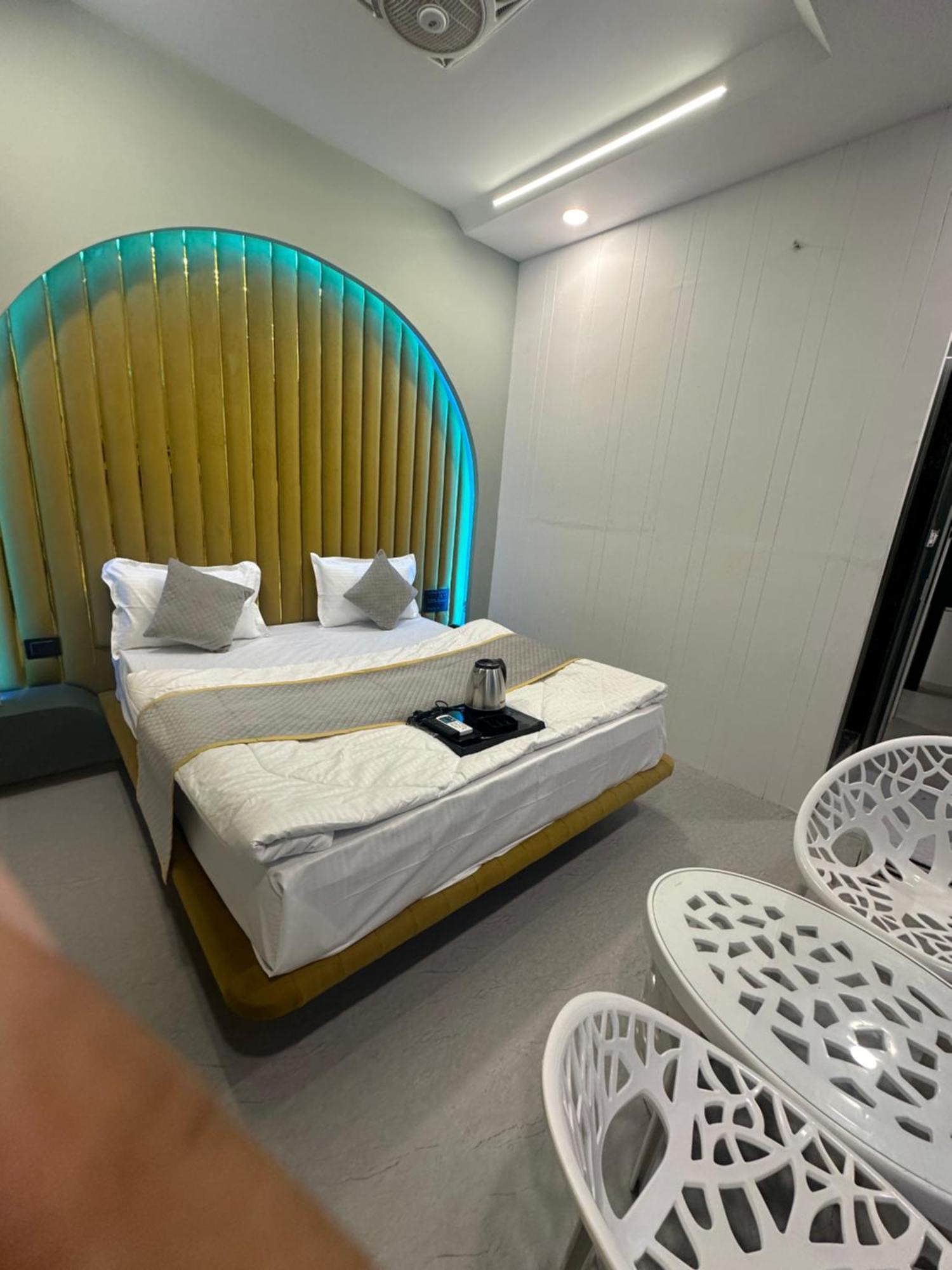 Hotel Victoria Prime سورات المظهر الخارجي الصورة