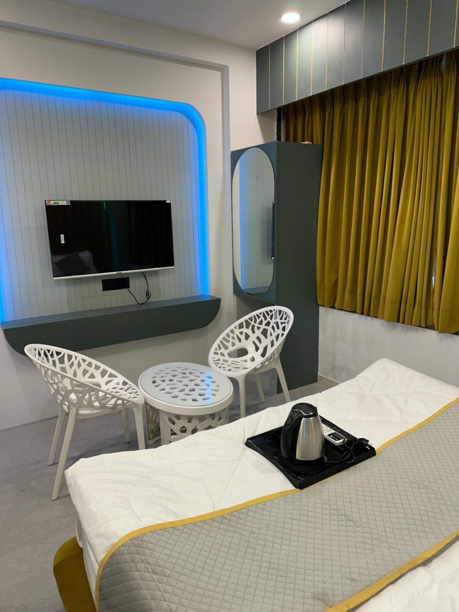 Hotel Victoria Prime سورات المظهر الخارجي الصورة