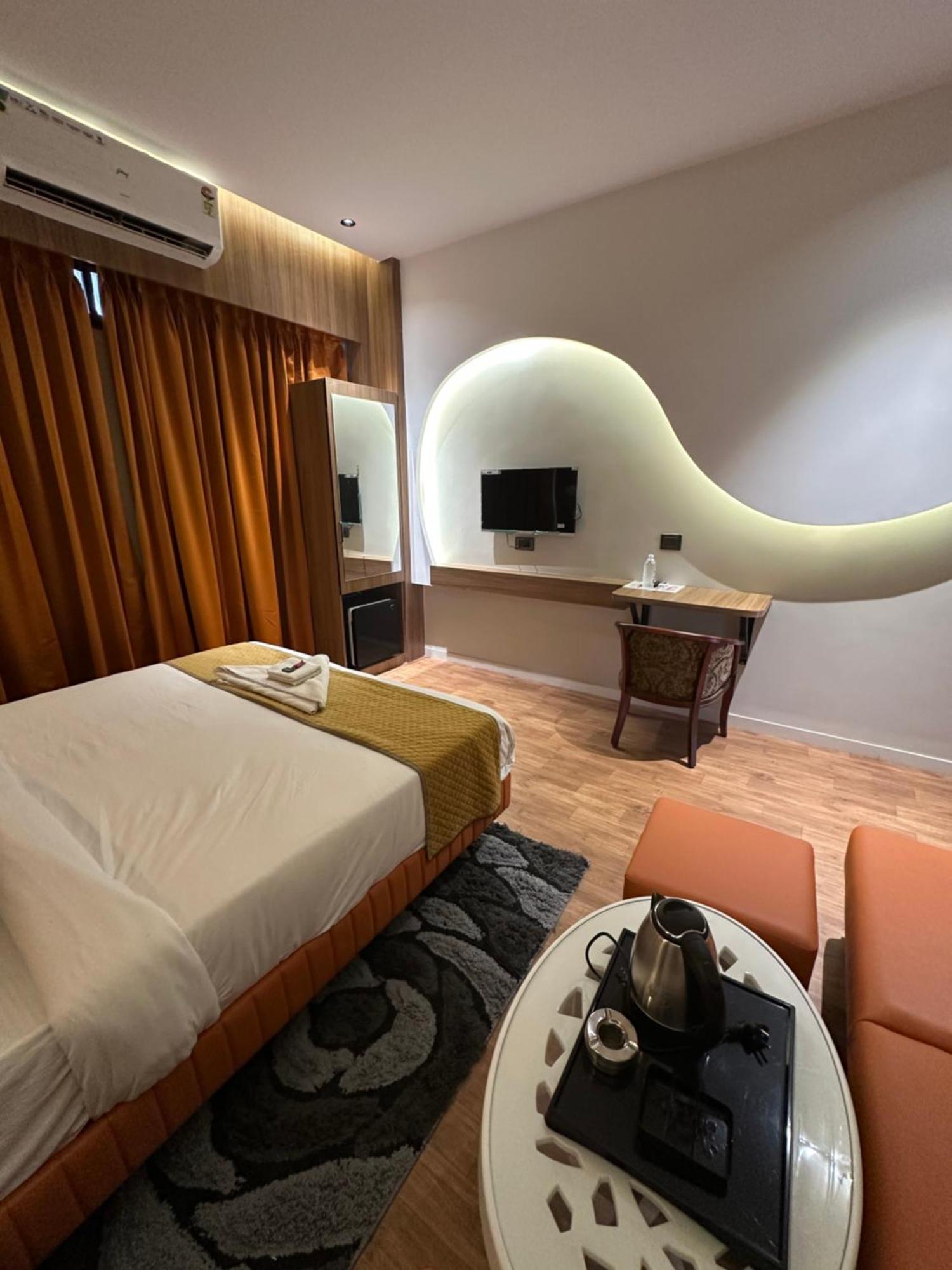 Hotel Victoria Prime سورات المظهر الخارجي الصورة